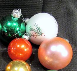 LOT 67 VINTAGE CHRISTMAS ORNAMENTS SANTA LAND VICTORIA - LOT INCLUDES A VARIETY
